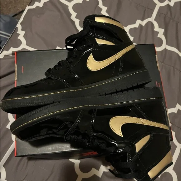 Jordan 1 gold metallic blacks - Picture 4 of 5